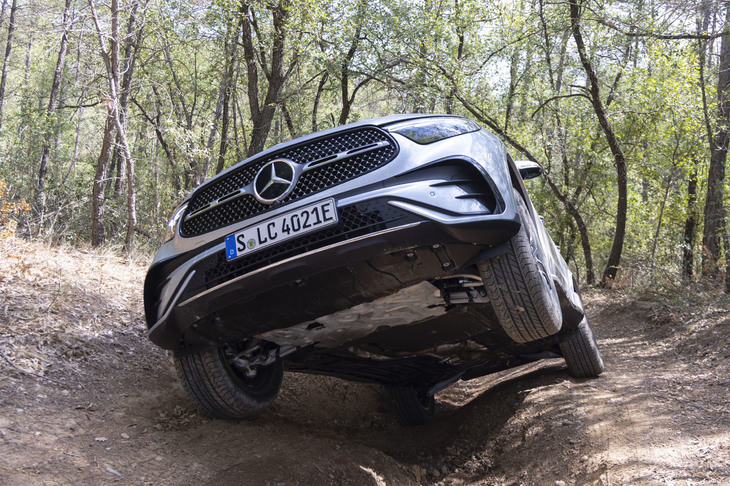 システム出力381PSを誇るプラグインハイブリッドの「400e」にはオフロードで試乗。エアサス装着車は上下100mmの車高調整が可能。
