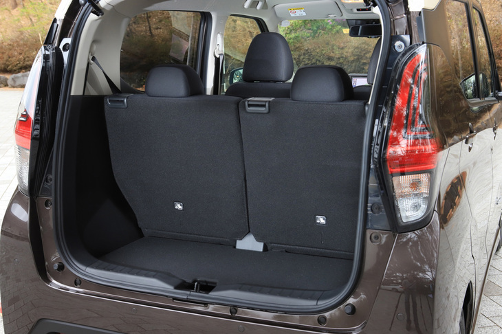 後席は前後にスライド可能。写真は、最も後方にスライドさせ、後席の居住スペースを最大限に確保したところ。荷室床面のフロアボードを立てると、4人乗車状態でA型ベビーカーを立てたまま積載できる。