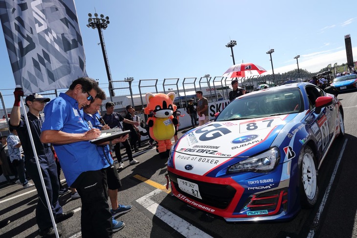 もてぎのグリッドでスタートを前に、準備に余念がない佐野泰弘エンジニアと凛太郎選手の87号車。最終ラウンドの岡山ではCG ROBOT RACING TEAMの真価を発揮したいところだ。