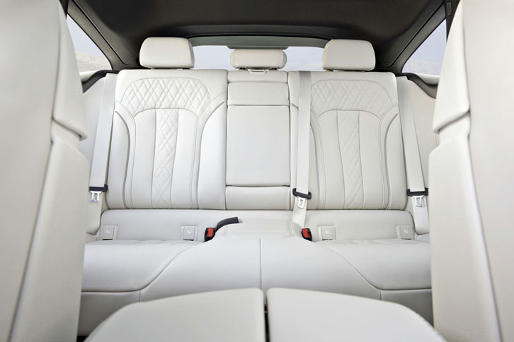 ラウンジを思わせる形状の後席。40：20：40の3分割可倒式となっている。