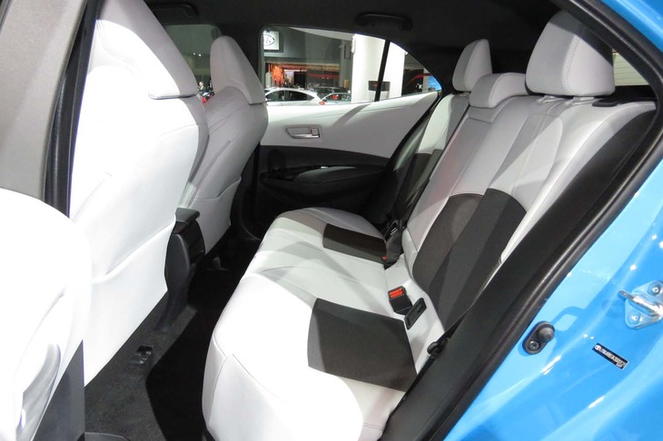 トヨタ・カローラハッチバック（リアシート）