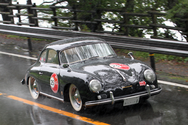 1957年「ポルシェ356A 1600クーペ」。漆黒のボディーへの映り込みが美しい。