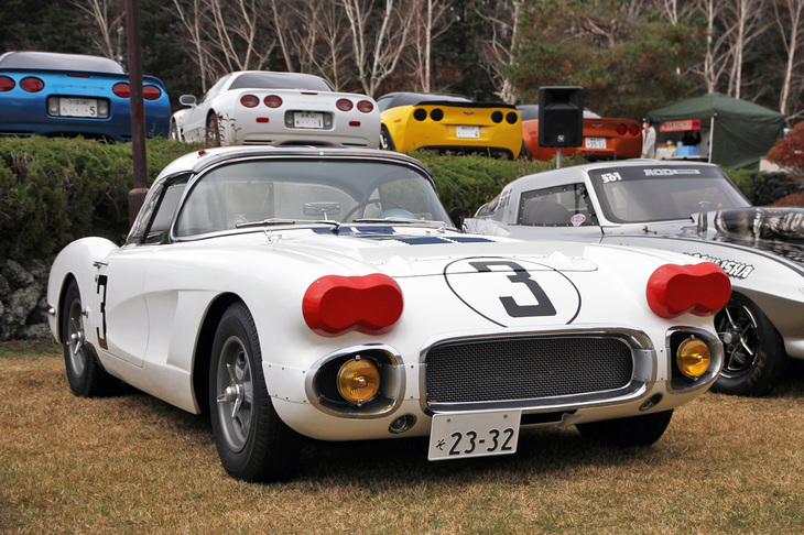 1960年のルマンにカニンガム・レーシングからエントリー、初挑戦ながら総合8位、GT5.0クラスでクラス優勝を果たしたC1「コルベット」を模したモデル。