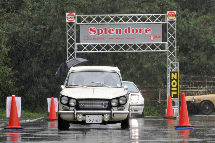 B・Cコースは、スタート直後に決められた区間を指定時間にいかに近く走れるかを競うPC競技がある。写真は、トライ中の1970年「トライアンフ・ヴィテスMk2」。