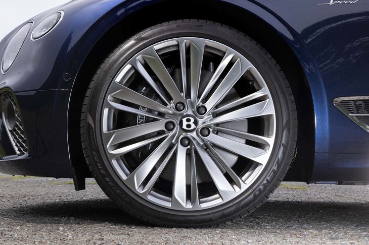 ダークティント仕上げのアルミホイールで足元の主張も控えめ。ただしサイズは22インチ！