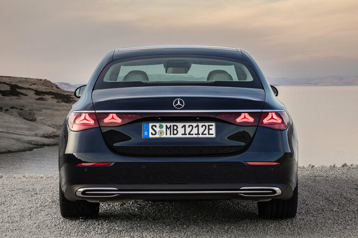 メルセデス・ベンツEクラス（リアビュー）