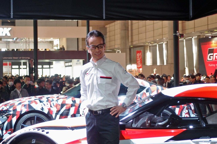 フォトセッションに臨む、友山茂樹GAZOO Racing Companyプレジデント。会場ではプライベートカーの80型「トヨタ・スープラ」もスライドで紹介。スープラに対する思い入れの強さを印象づけた。
