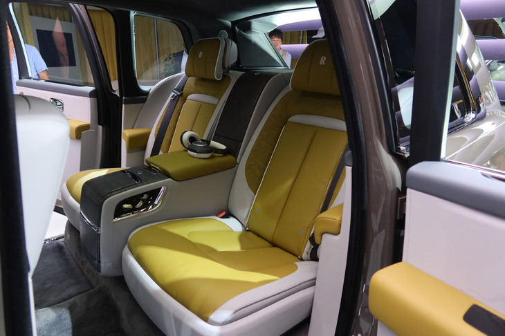 ロールス・ロイス・カリナン シリーズII（リアシート）