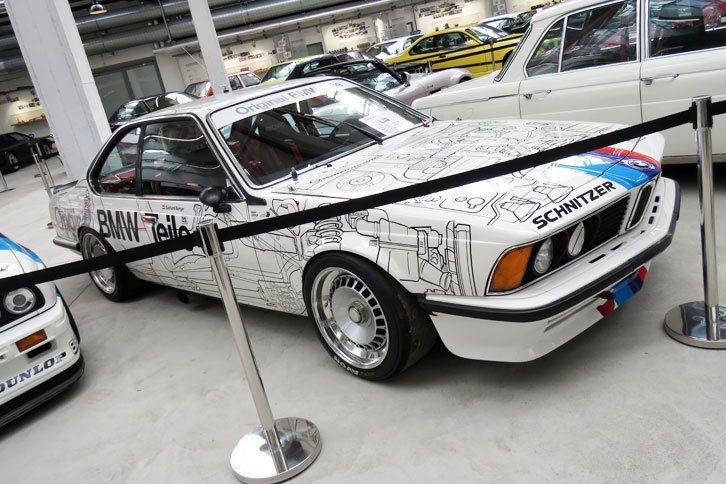 1983年式「BMW 635CSi“オリギナルBMWタイレ”」。635CSiのレーシングカーは、グループA規格で競われていた欧州ツーリングカー選手権で活躍した。これもやっぱり、オレンジ色の「イェーガーマイスター」のプラモデルを作った記憶がある。