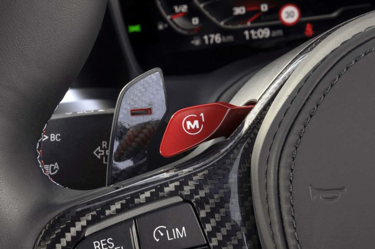 エンジンやトランスミッション、ステアリング、ダンパー、4WDなどの特性は、ユーザーの好みに合わせて変更可能。プリセットした設定は、赤い“Mボタン”を操作すれば瞬時に適用される。