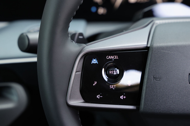 「プロパイロット2.0」の操作スイッチは、従来型がステアリングホイールの右スポークにあったの対し、新型では左側にレイアウトされている。これは最新の日産車に共通する配置だ。