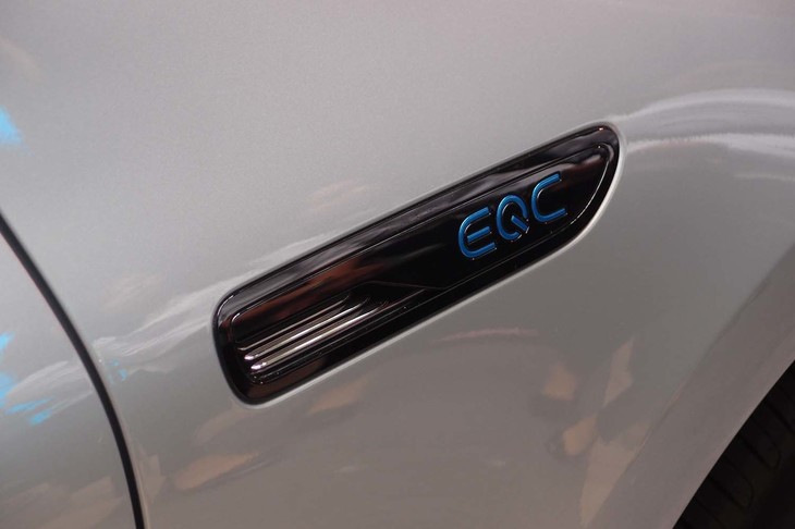 フロントフェンダー部のエンブレム。