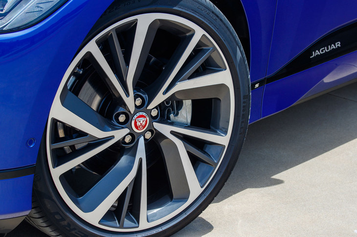 タイヤサイズは、コイルサス仕様が235/65R18、エアサスペンション仕様が245/50R20。オプションで22インチのアルミホイールと255/40R22サイズのタイヤの組み合わせも用意される。