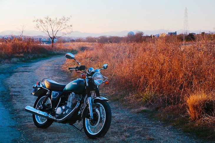 排ガス対策が施された「SR400」の最新型は、2018年9月に登場。価格は57万2400円で、車体色は「ヤマハブラック」と「グレーイッシュブルーメタリック4」の2色がラインナップされている。