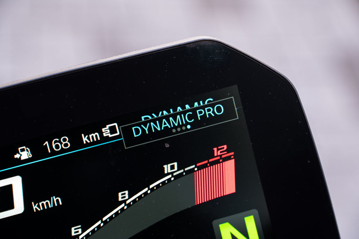 標準仕様の「S1000R」に装備されるライディングモードセレクターの走行モードは「レイン」「ロード」「ダイナミック」の3種類。オプションの「プレミアムライン」を選択すると、より細かな設定が可能な「ライディングモードプロ」が装備される。