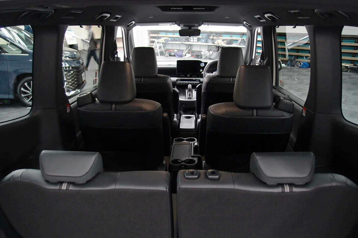 トヨタ・ノアS-Z＜7人乗り／ハイブリッド車＞（荷室から見たキャビンの様子）