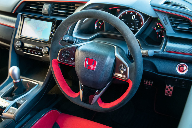 リムに2枚の裏地とアルカンターラが巻かれた、新型のステアリングホイール。表皮の厚みが増すのに合わせて、芯を細身とすることで、従来と同じ径を保ちつつ、フィット感を向上させている。