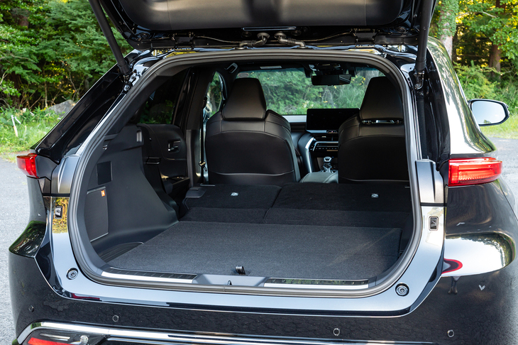 後席格納時の荷室容量は1045リッター。オプションのAC100V・1500Wのコンセントは右の壁に付いている。