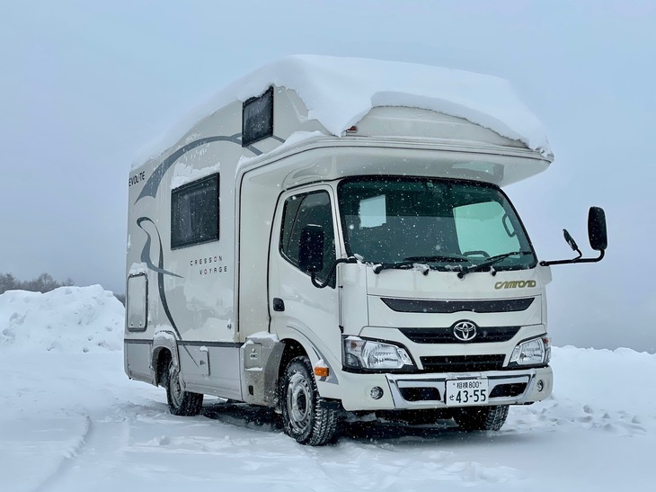 国産最大手キャンピングカーメーカーであるナッツRVの「クレソンボヤージュ」。今は旧モデル扱いで売ってないかも!?