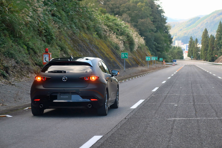 安全な場所に停車するとヘルプネットに接続し、自動で緊急通報もしてくれる。