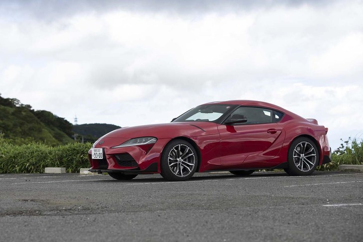 長いノーズがFRのスポーツカーであることを印象づける「スープラ」。2470mmのホイールベースは、同じトヨタのFRスポーツ「86」の値より100mmも短い。