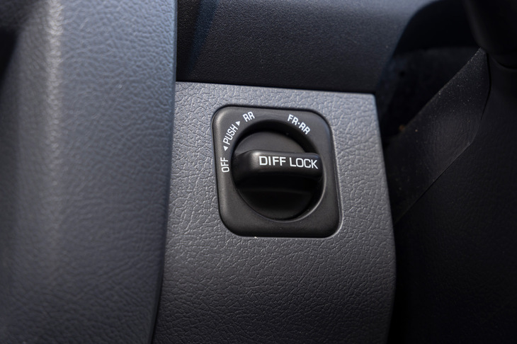 フロントとリアに装備されるデフロックは、ステアリングコラム左脇の、ダッシュボードに備わるスイッチで操作する。