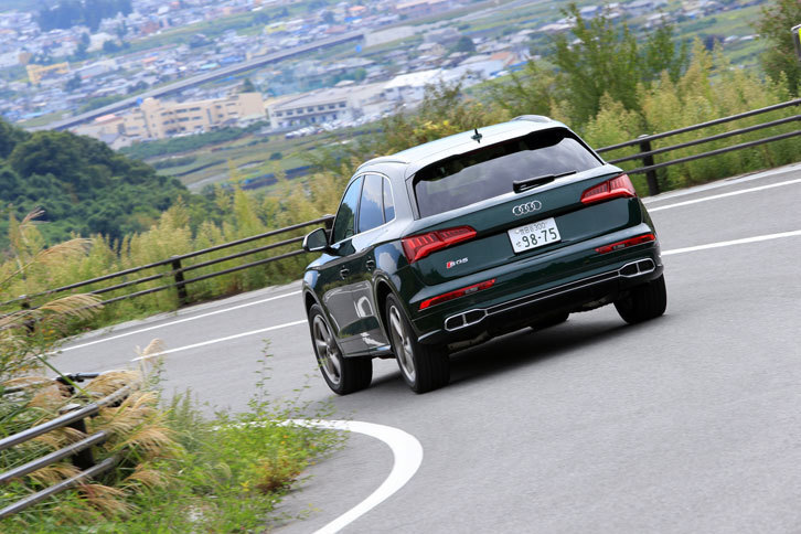 新型「Q5」「SQ5」には、スマートフォンとの連携機能「myCar Manager」が採用されており、専用のアプリを使用すれば、スマートフォンからドアの施錠／解錠や、ガソリンの残量および走行可能距離の確認などができる。