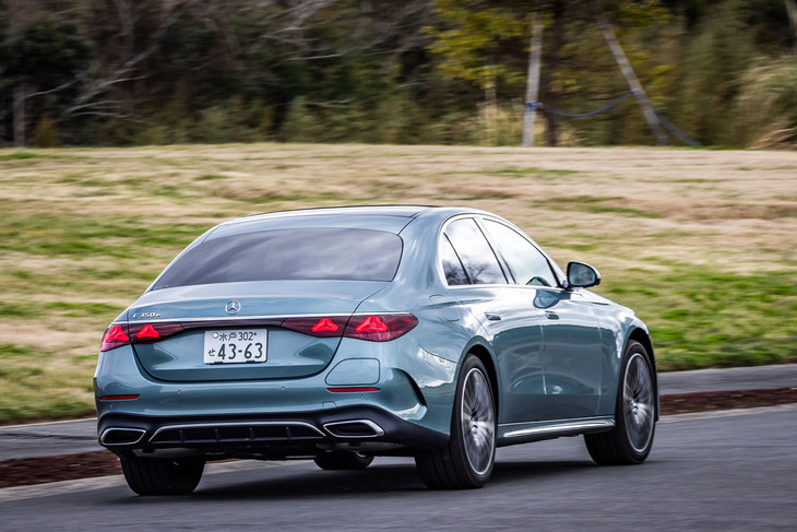 今回の試乗車は「ヴェルデシルバー」と呼ばれる薄いグリーンのメタリックカラーをまとっていた。新型「Eクラス」には、これを含む無償外板色が7色、有償外板色が3色設定されている。