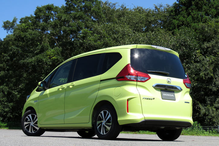 新色「シトロンドロップ」の「フリード＋ハイブリッドEX」。外観では、テールゲートの下端がボディーの下方まで伸びているのが特徴となっている。