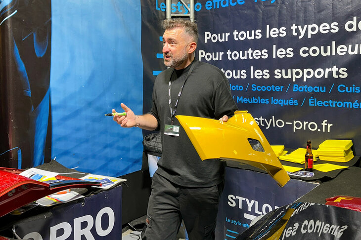 ボディー補修用ペンの実演販売。こうした売り方が珍しいこともあり、意外にも多くの来場者が吸い寄せられていた。