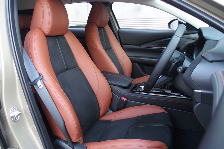 テラコッタとブラックのカラーコーディネートが採用された「CX-30レトロスポーツエディション」のフロントシート。