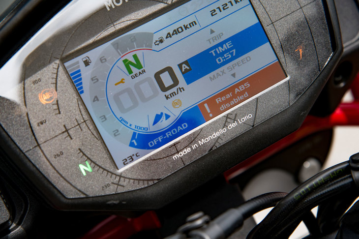 ライディングモードは「Road」「Rain」「Off-road」の3種類で、Off-roadモード選択時にはリアのABSがキャンセルされる。