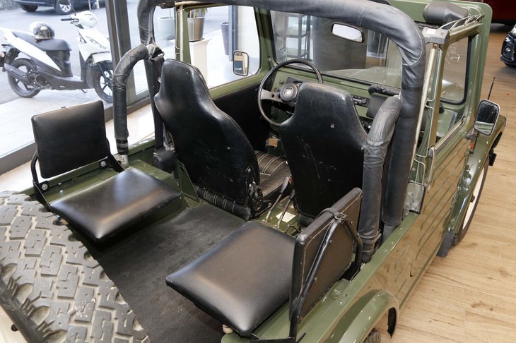 オケージョナルシートは対面2座。2009年、「解体業者に出す」という前所有者を引き止めて3000ユーロで買い取り、レストアを施した。