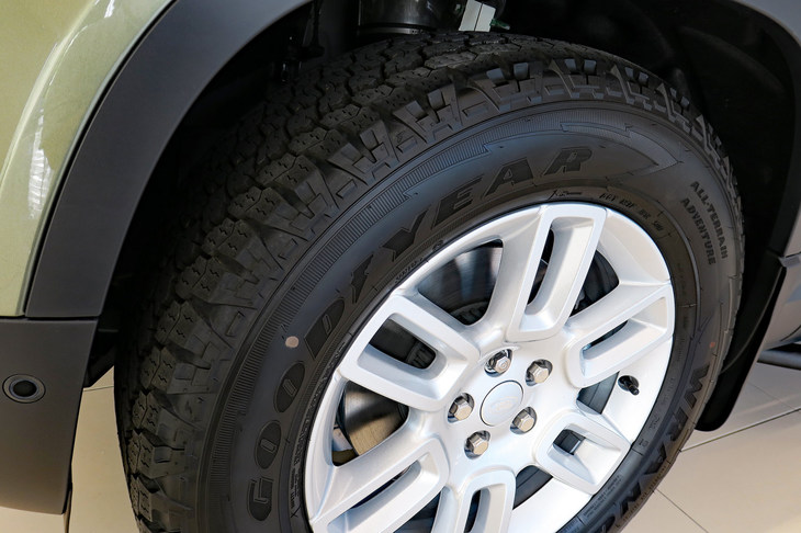 ランドローバー・ディフェンダー110 アドベンチャーパック装着車（タイヤ＆ホイール）