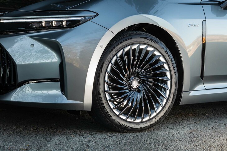 試乗車はオプションの「ブラックパッケージ」装着車で、足もとには標準設定の19インチホイールと235/55R19サイズのタイヤではなく、ブラック塗装の20インチホイールと245/45ZR20サイズのタイヤが装着されていた。