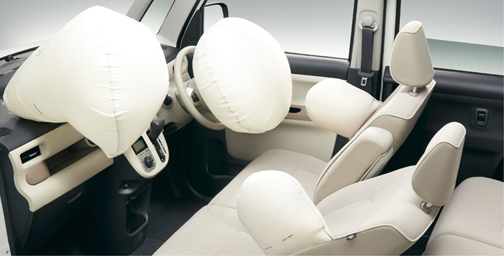 「ムーヴ キャンバス」では、前方からの衝撃に対応するデュアルSRSエアバッグが全車に標準装備される。運転席と助手席のSRSサイドエアバッグは、一部グレードに与えられる。