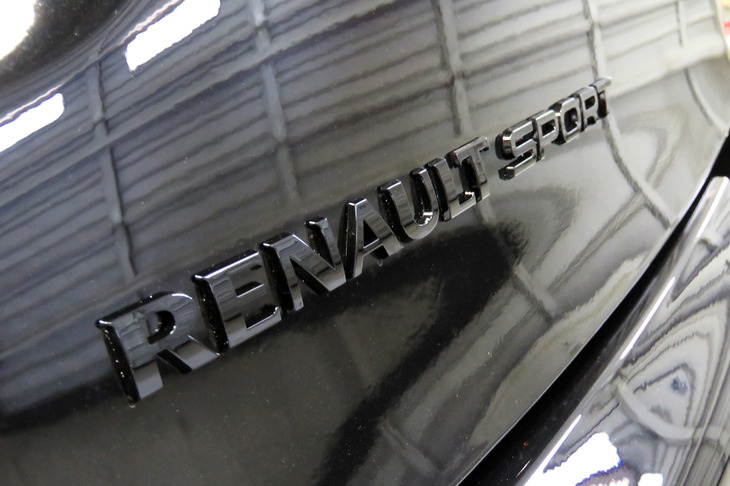 ブラックアウトされた「RENAULT SPORT」のロゴ。