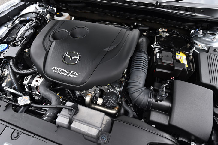 2.2リッター直4ディーゼルターボエンジン。燃料噴射のタイミングを調節しエンジンが発するノック音を抑制する「ナチュラル・サウンド・周波数コントロール」により、静粛性が高められた。