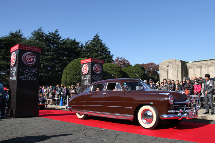 今回、個人的に最も注目したモデルである1950年「ハドソン・コモドア エイト」。ハドソンはかつて存在したアメリカのメーカーで、1954年にナッシュと合併してアメリカンモータース（AMC）となり、57年にはブランドが消滅。コモドア エイトはプレーンバック（ファストバック）が特徴的なボディーに、4.2リッターの直8サイドバルブエンジンを搭載。