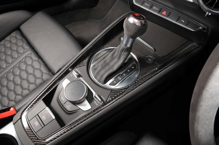 アルカンターラ巻きのシフトレバーやカーボン製のコンソールパネルなどからも、素材へのこだわりが伝わってくる。