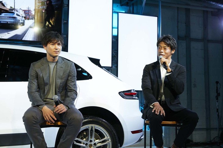 新しい「マカン」の発表会にトークセッションのゲストとして登場した、ポルシェドライビングアスリートの羽根田卓也選手（写真右）と南野拓実選手（写真左）。