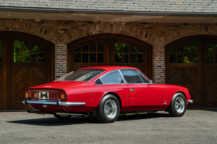 「365GT 2＋2」の全長は4980mm。なだらかなルーフラインから続く、長いリアのオーバーハングがエクステリア上の特徴として挙げられる。写真はシャシーナンバー19093の車両で、2022年8月に米モントレーで開催されるRMオークションに出品される予定だ。