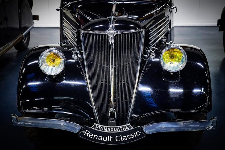 一時はフランス車の代名詞ともなっていた黄色いランプ類は、レースカーへの採用をきっかけに普及したものだった。