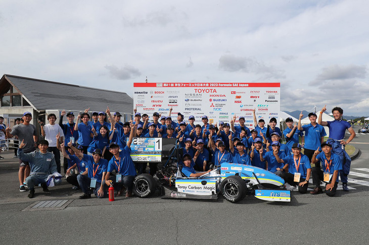 現在2連覇中にして5勝という歴代最多勝タイを誇るのが京都工芸繊維大学だ。「学生フォーミュラ日本大会2023」では静的審査でコスト賞1位を取り、スキッドパッド賞、オートクロス賞、耐久走行賞でも1位という動的審査三冠も達成。見事に総合優勝を果たした。このマシンは、商品としてはまさに「安くて速い!!」ということか。