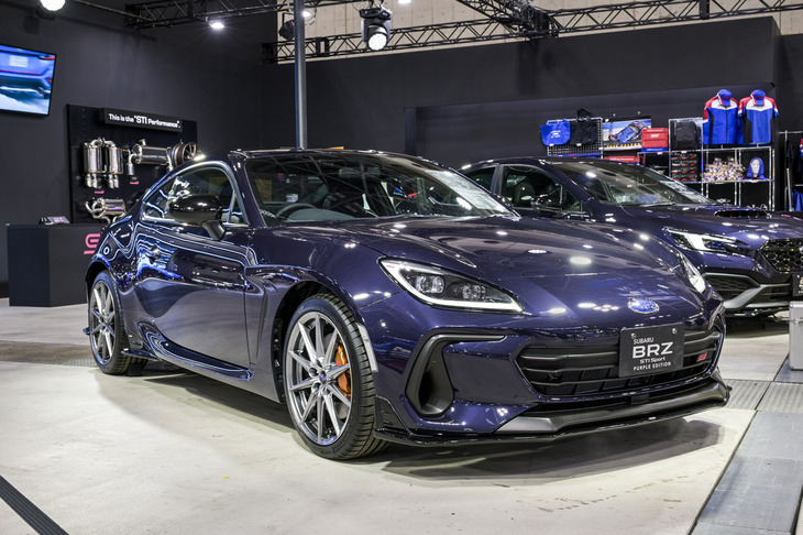「東京オートサロン2025」のスバル／STIブースに展示された「スバルBRZ STI SportパープルエディションSTIパフォーマンス」。日本向けのスバルBRZでは初採用となる外板色「ギャラクシーパープル・パール」と、ブラックのパーツでコーディネートされる。
