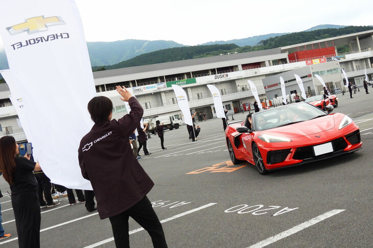 ゼネラルモーターズ・ジャパンのスタッフが来場者を見送るの図。来年もまた、ぜひ再会しましょう！