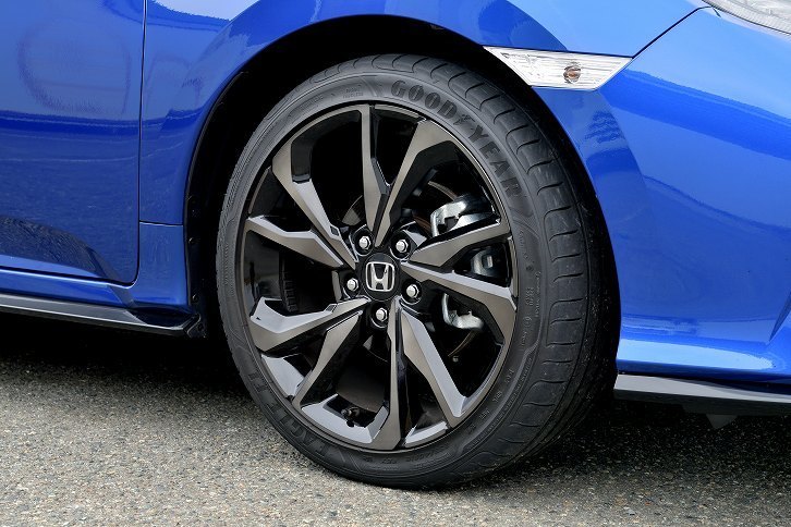 タイヤサイズは前後とも235/40R18。試乗車には「グッドイヤー・イーグルF1」が装着されていた。