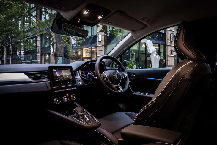 ドライバーを中心に設計されたインテリア。機能美を感じさせる、フローティング形状のセンターコンソールが目を引く。