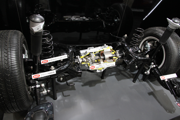 同じく「トヨタ・プリウス」のE-Four車のリアアクスル周辺。ドライブトレインがコンパクトに収まっており、荷室スペースがFF車と同レベルという主張が納得できる。