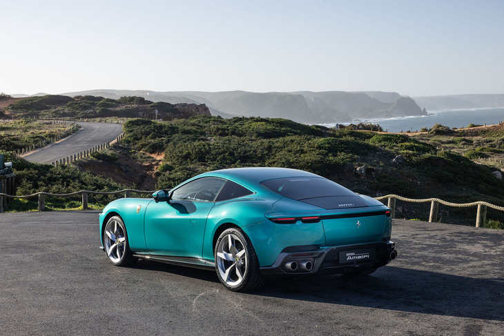 リアエンドには、ボディー一体型のアクティブスポイラーを装備（写真は格納した状態）。この働きにより、車速250km/hでのダウンフォースは110kgアップするという。